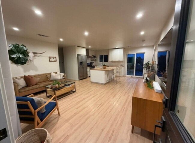 Building Photo - Coming soon! 06-15-26 Newly Remodeled Furnished Oceanside Retreat with Green Space Views 3 bedroo...