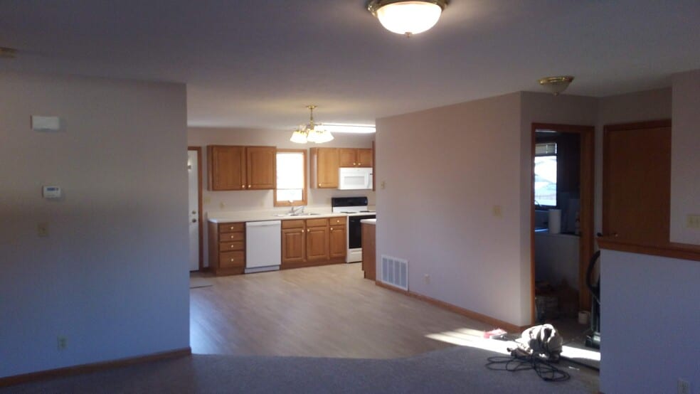 dinning to kitchen - 601 Thomas Dr