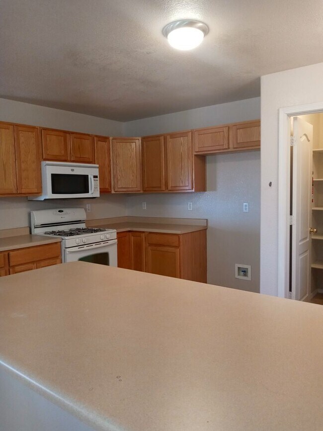 Building Photo - 9900 Sunshine Mesa Dr NW