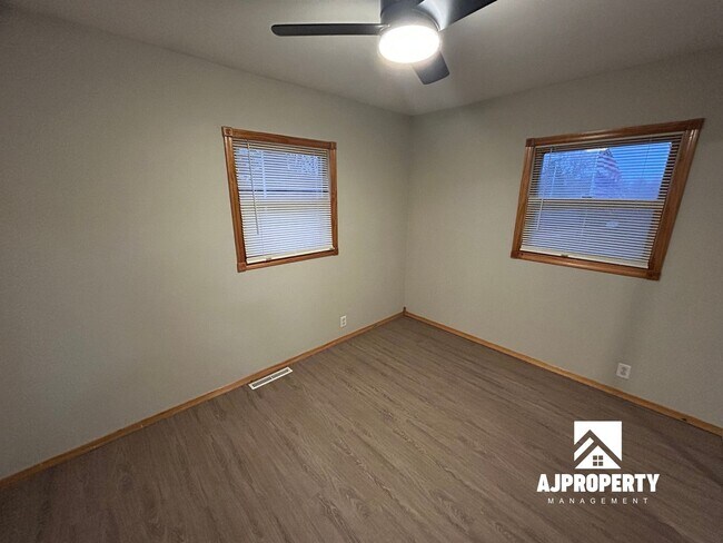 Building Photo - 2409 E 6th St