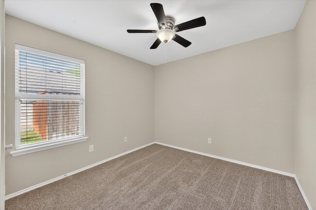 Building Photo - 3304 Glenmore Dr