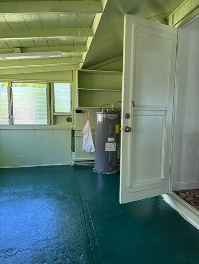 Building Photo - 405 Kalama St