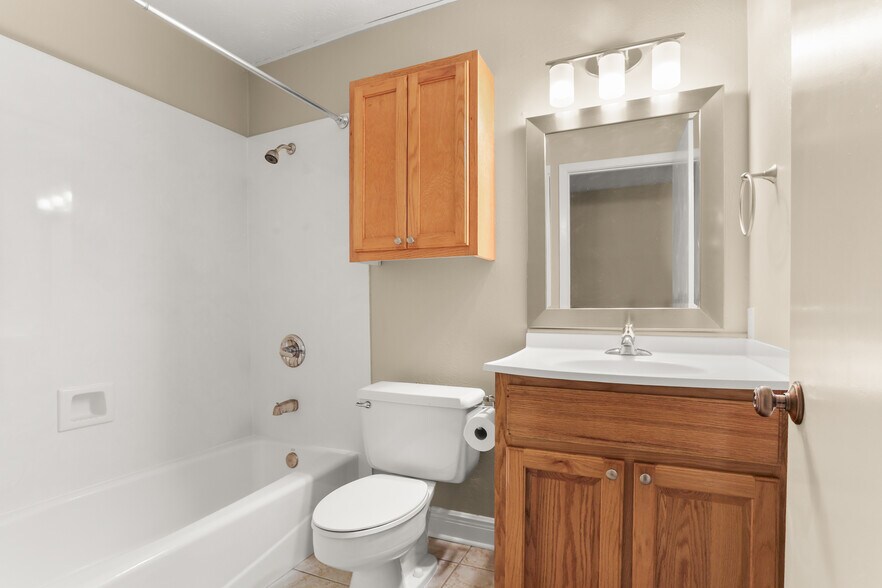 Shared bathroom on 2nd floor hallway - 117 28th St