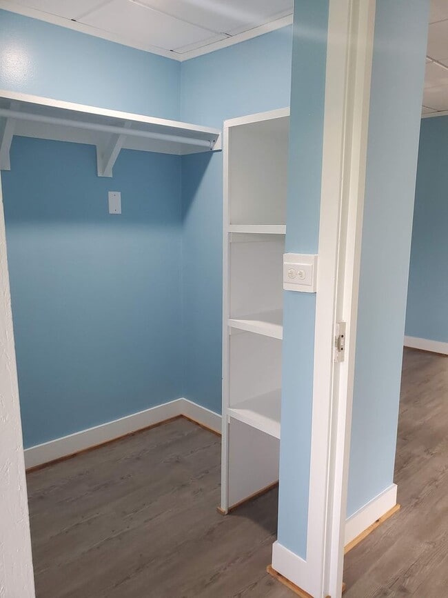 Building Photo - Utilities Included!!!!