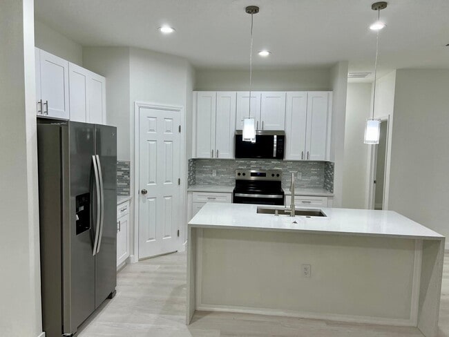 Building Photo - 691 San Filippo Dr SE