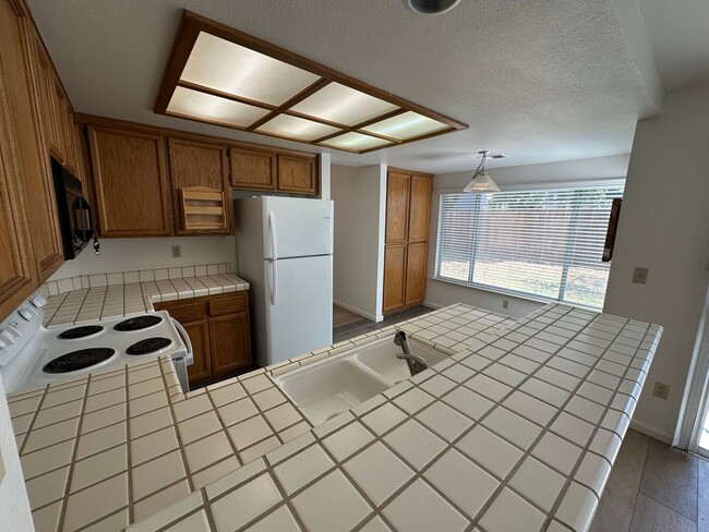 Building Photo - Beautiful 4 Bedroom, 2.5 Bath Tracy Home