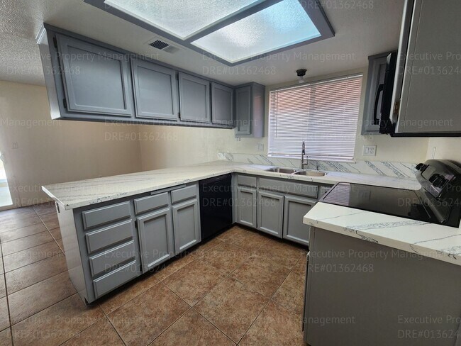 Building Photo - 3 bedroom/ 2.5 bathroom