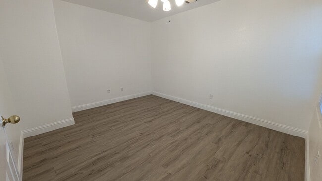 Building Photo - Large & Beautiful 4 Bedroom 2 Bath Custom ...