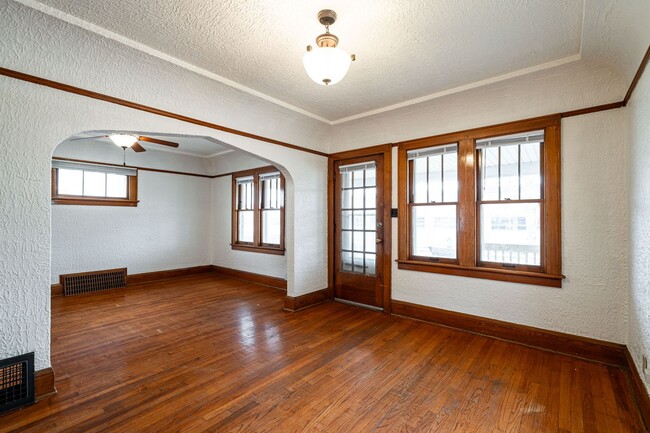 Building Photo - 3 Bedroom Single Family Home in West Allis