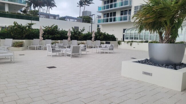 Building Photo - 6917 Collins Ave