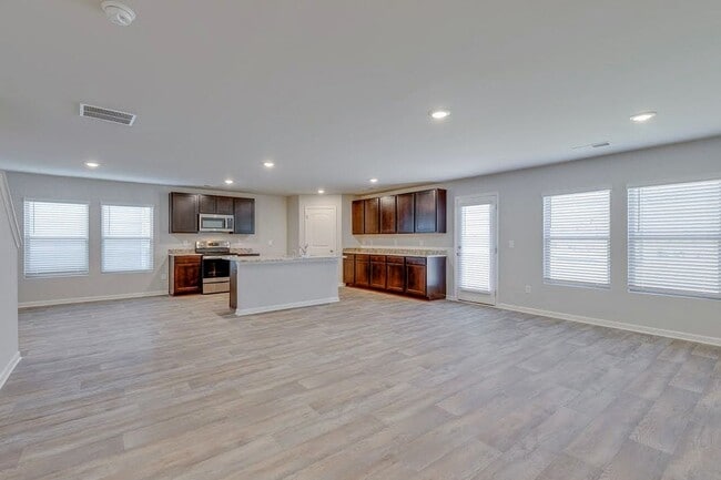 Building Photo - *** COMING SOON! ***  Spacious & Stylish 5...
