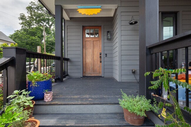 Building Photo - Stunning 4/3.5 Home in Highly Sought-After Area w/ 1300 Sq Ft of Outdoor Space!