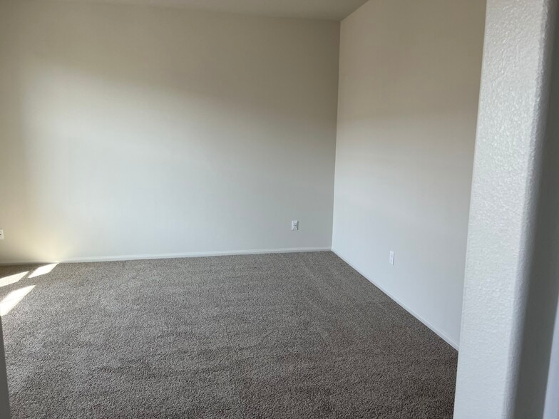 Building Photo - 28019 Oakdale Dr