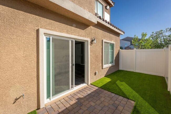 Building Photo - Modern Henderson Townhome with Loft & Resort-Style Amenities