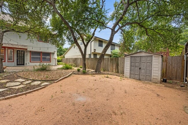 Building Photo - 1901 Lobelia Dr