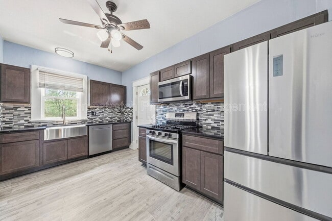 Building Photo - 704 W Johnson St