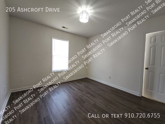 Building Photo - 205 Ashcroft Dr