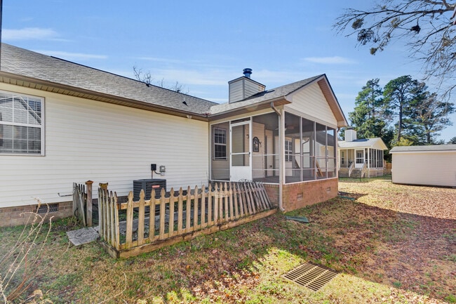 Building Photo - 705 E Hightree Ln