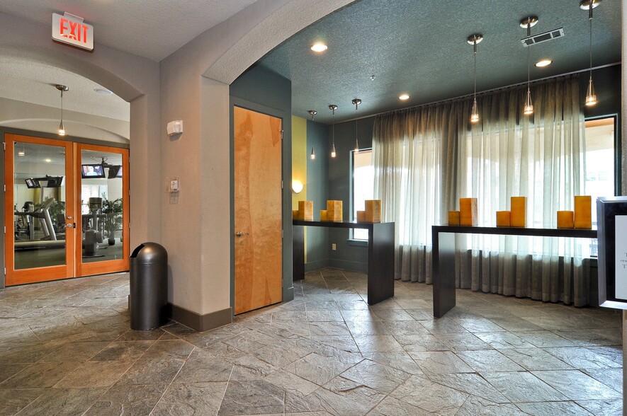 Building Photo - 2600 Hillsboro Pike