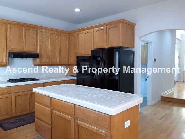 Building Photo - Lower Price! Available Now 4 Bed w/Bed & Full Bath on Main, Solar Panels, Yard Care Included