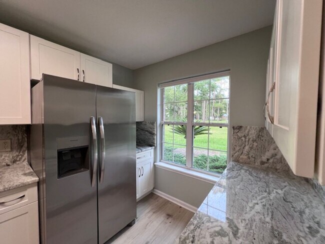 Building Photo - 2 Bedroom 2 Bath Duplex