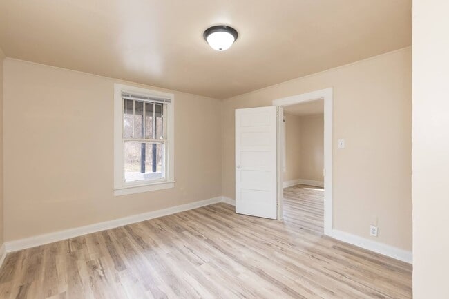 Building Photo - Two Bedroom Home!