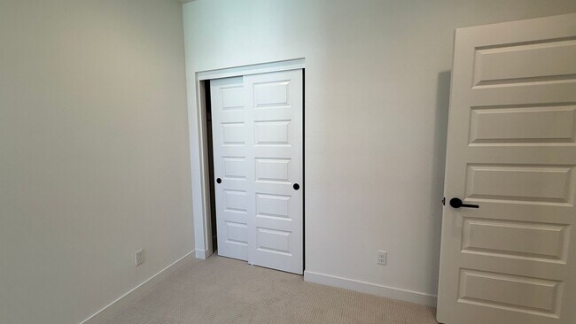 Building Photo - Stunning 3 bedroom, 2.5 bathrooms, 2 story...