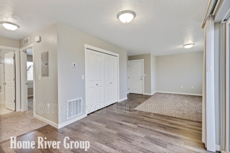 Building Photo - 1340 S Edgewater Cir