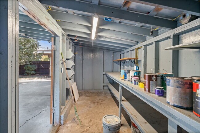 Building Photo - 531 Clay St