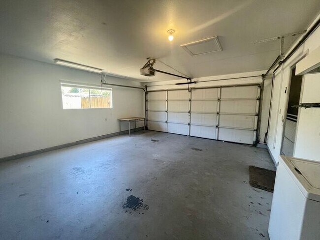 Building Photo - Three Bedroom Home in the Turnpike Foothills - Available Mid August