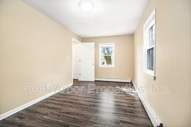 Building Photo - 392 Firwood St