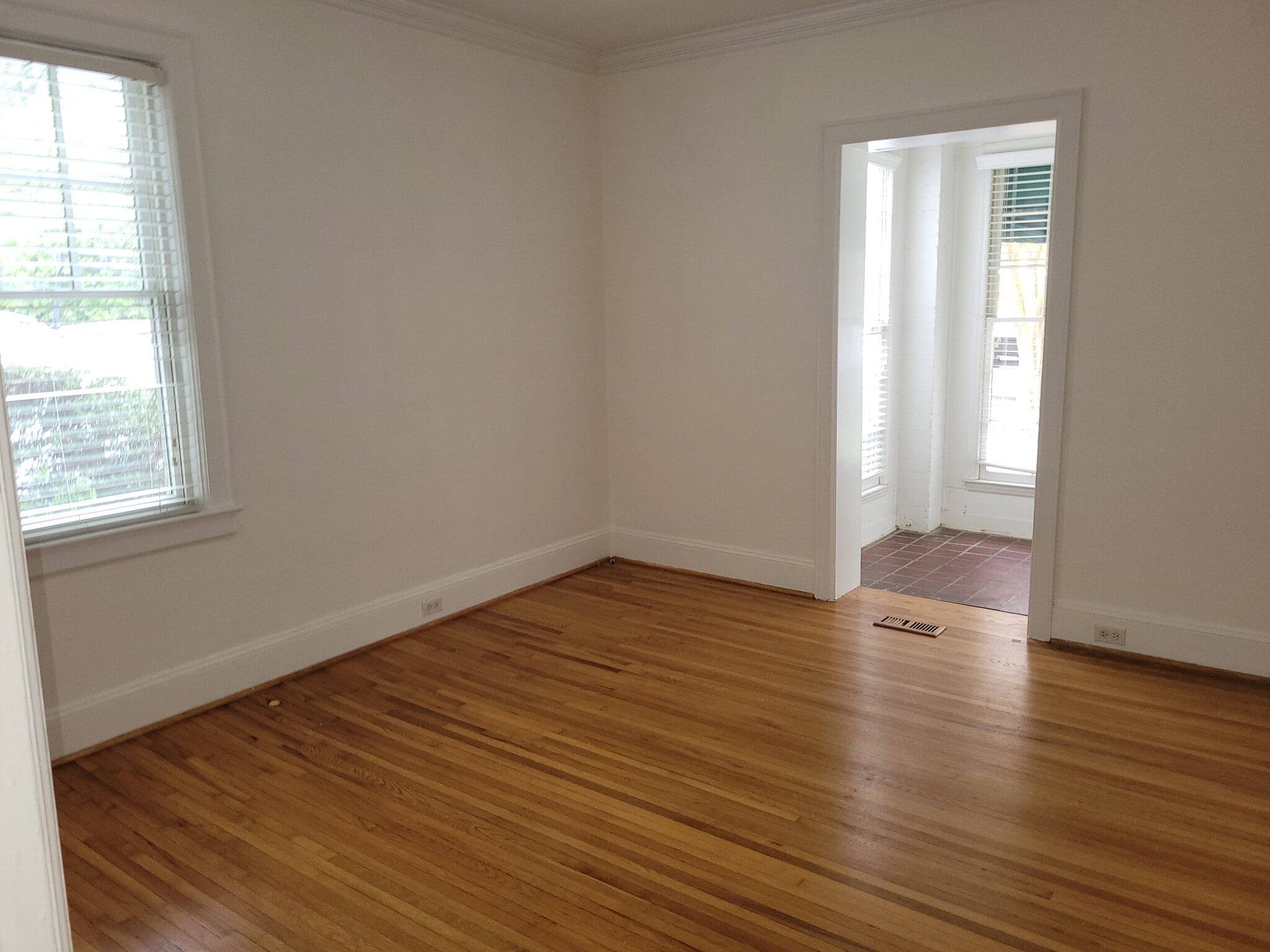 Building Photo - 118 Altondale Ave