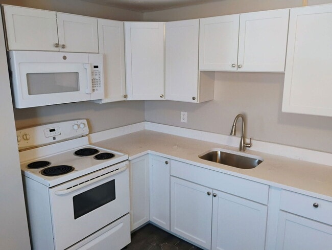 Building Photo - 682 Beech St