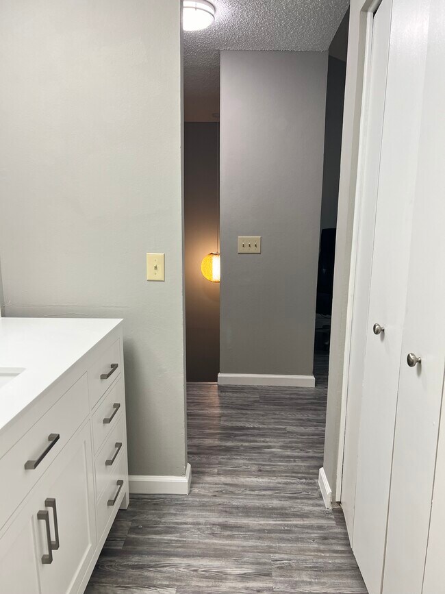 Building Photo - 813 Red Bird Ln