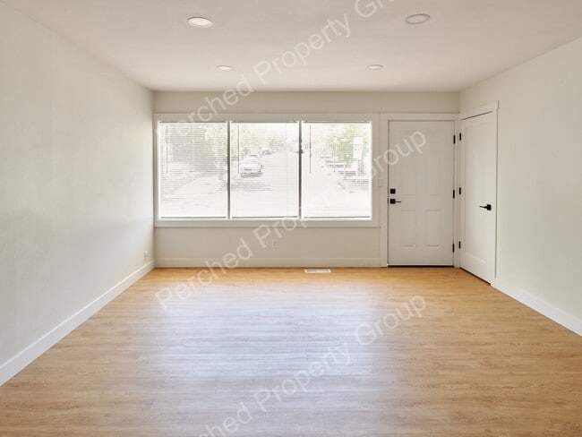 Building Photo - 1135 NE Holland St