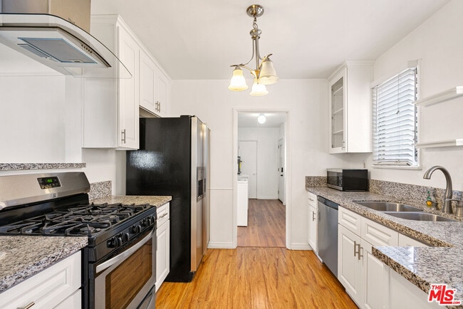 Building Photo - 6086 Saturn St