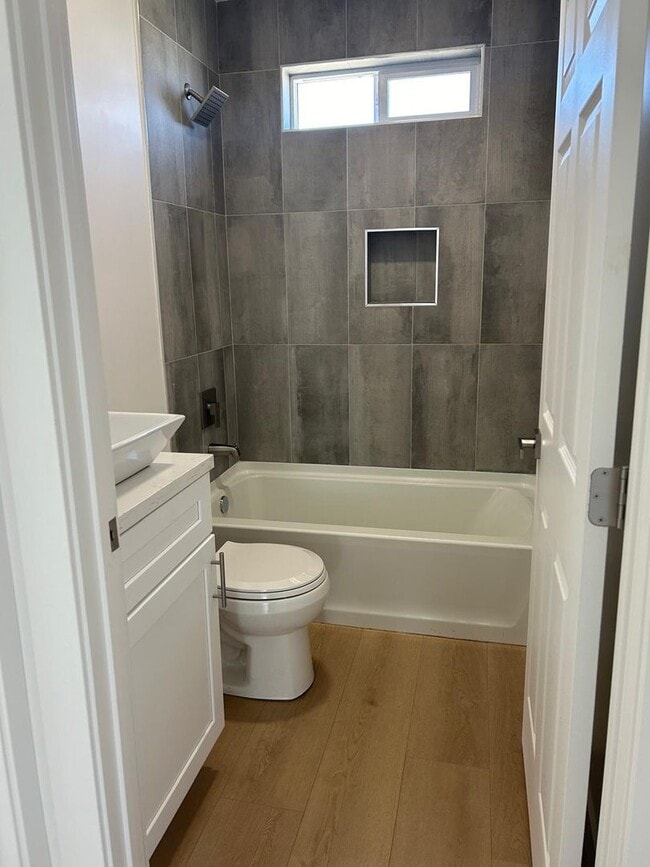 Building Photo - 3 Bedroom 2 Bathroom Single Home with Gara...