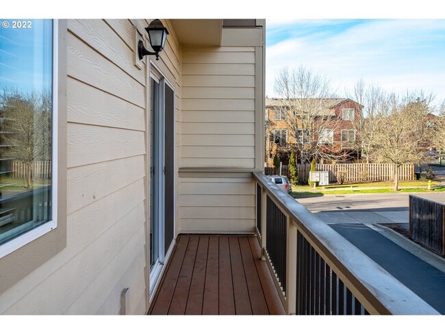 Building Photo - 4 Bedroom Home near Orenco Station!!