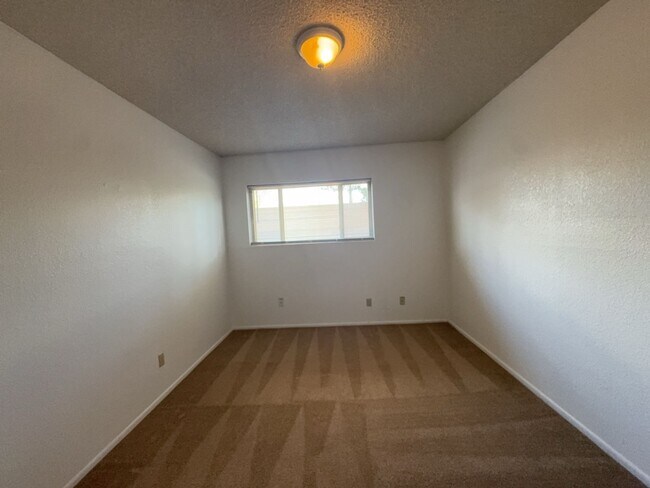 Building Photo - Very Nice 3 bedroom 2 bath with 2 car garage.