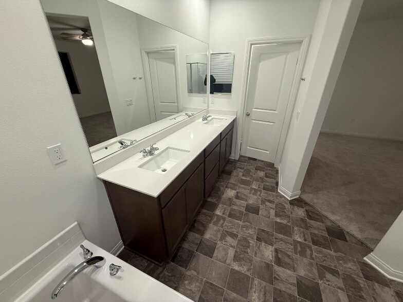 Building Photo - 4212 Larchwood Ln