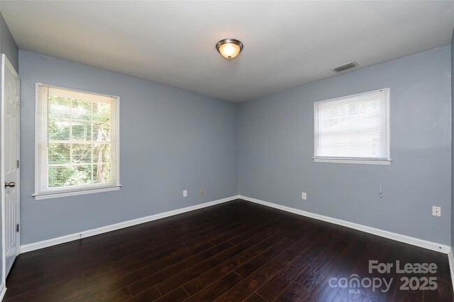 Building Photo - 4713 Belle Plaine Dr