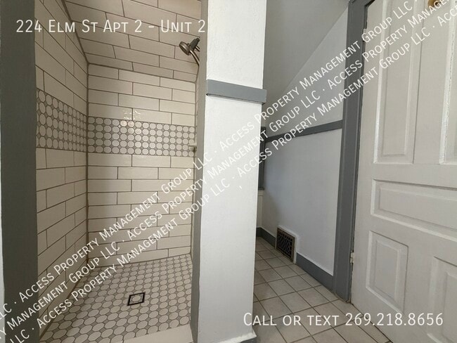 Building Photo - 224 Elm St