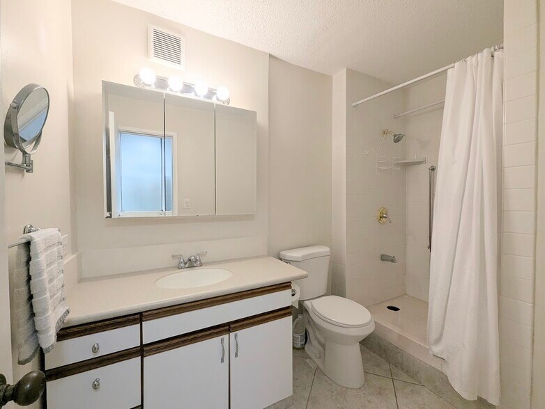 Building Photo - 425 Ena Rd