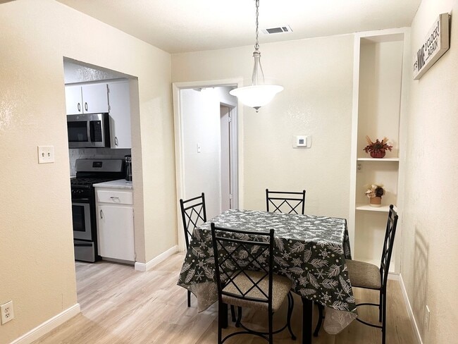 Building Photo - 2 bed 1 bath on Emerald Forest