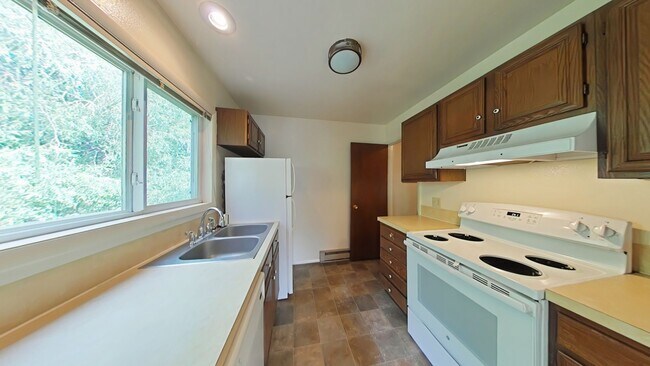 Building Photo - 2Bed 1Bath with Carport! Walk to MSU