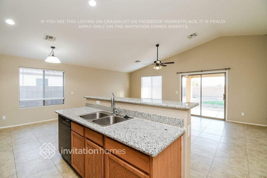 Building Photo - 204 W Belmont Red Cir