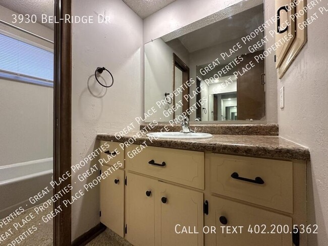 Building Photo - 3930 Bel-Ridge Dr