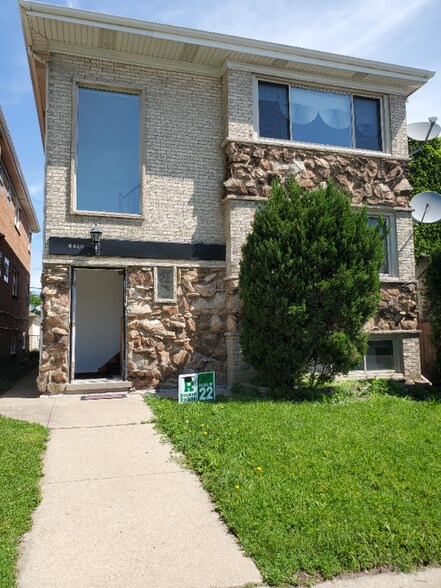 Building Photo - 6440 W Montrose Ave