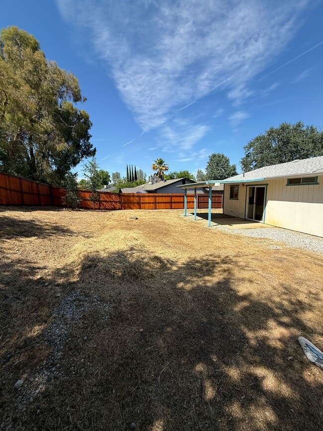 Building Photo - 3 bedroom, 2 bathroom home located in the ...