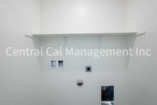 Building Photo - 4 Bedroom/2 Bath Home with Solar in the Desired Southwest - $2500 Per Month!